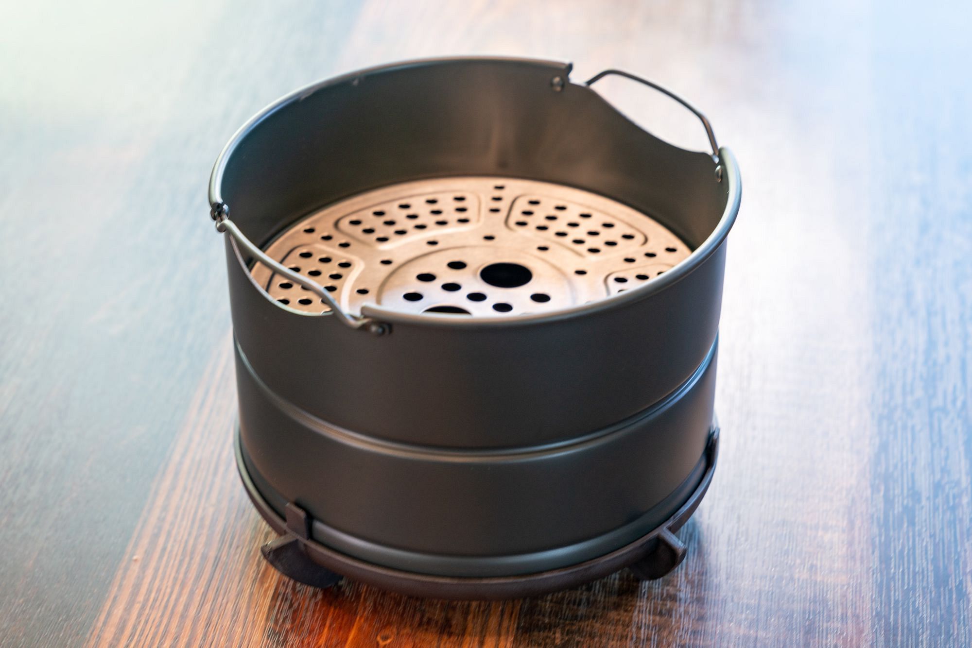 https://www.adventurousway.com/images/i/tvcfm7l02fce/2000w/gear-reviews/instant-pot-air-fryer-lid-review/air-fryer-lid-basket.jpeg